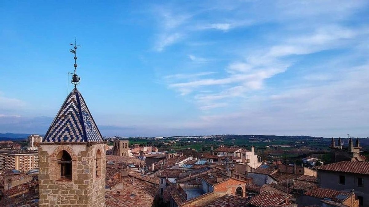 El centre històric de Solsona vist des d’una finestra.