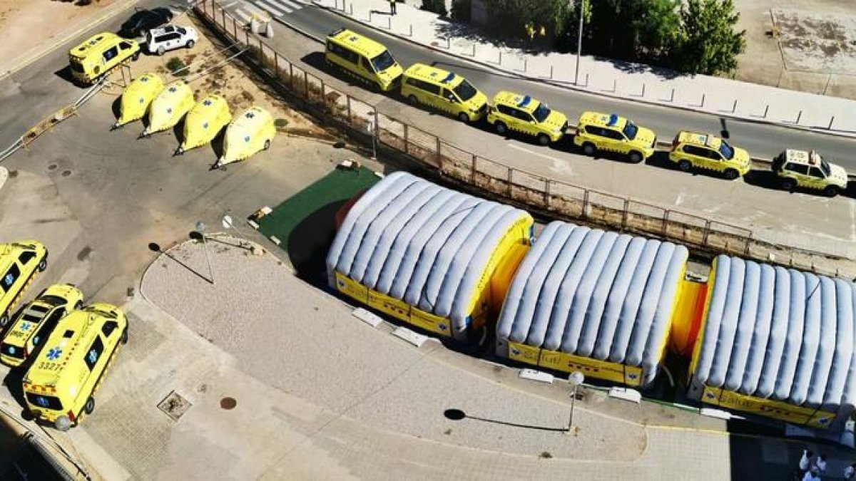 Vista aèria de l'hospital de campanya del SEM instal·lat a l'exterior de l'hospital Arnau de Vilanova de Lleida.