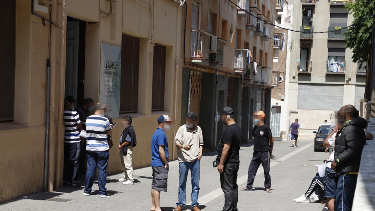Cua davant el centre de repartiment de menjar al carrer Panera, ahir.