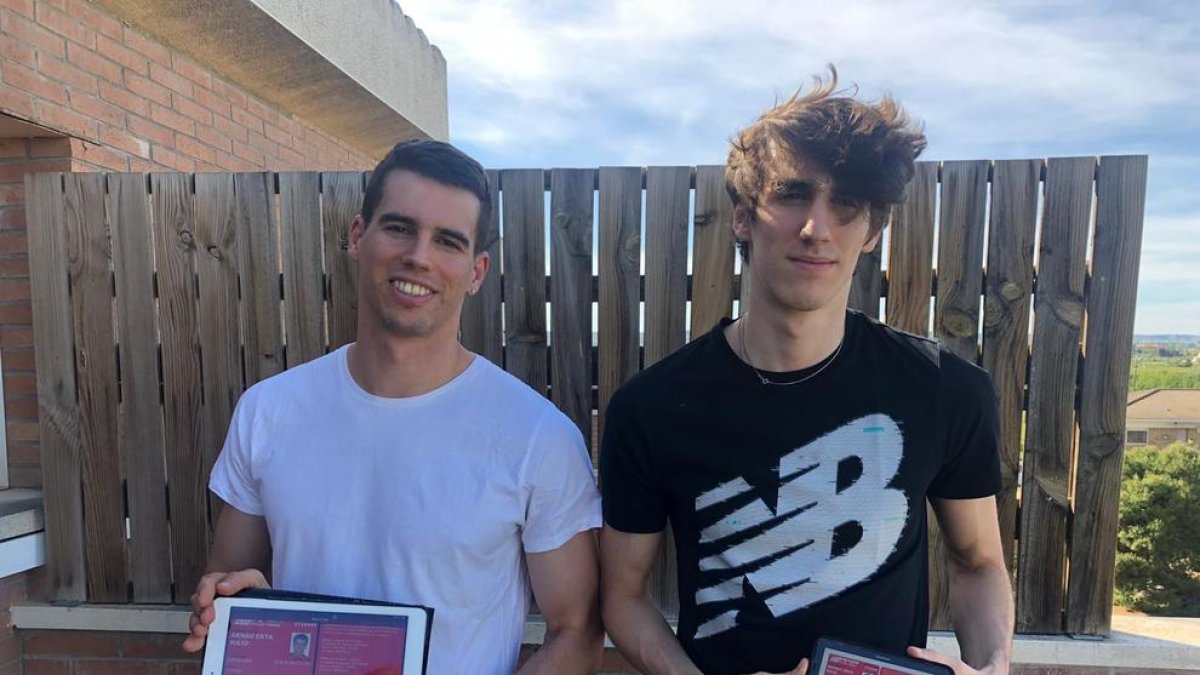 Arnau Erta, amb la llicència federada, i Bernat amb el certificat DAN.