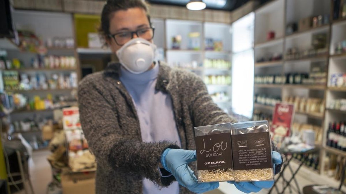 Eva Segura, de Bernau Herbes, mostrando el producto.