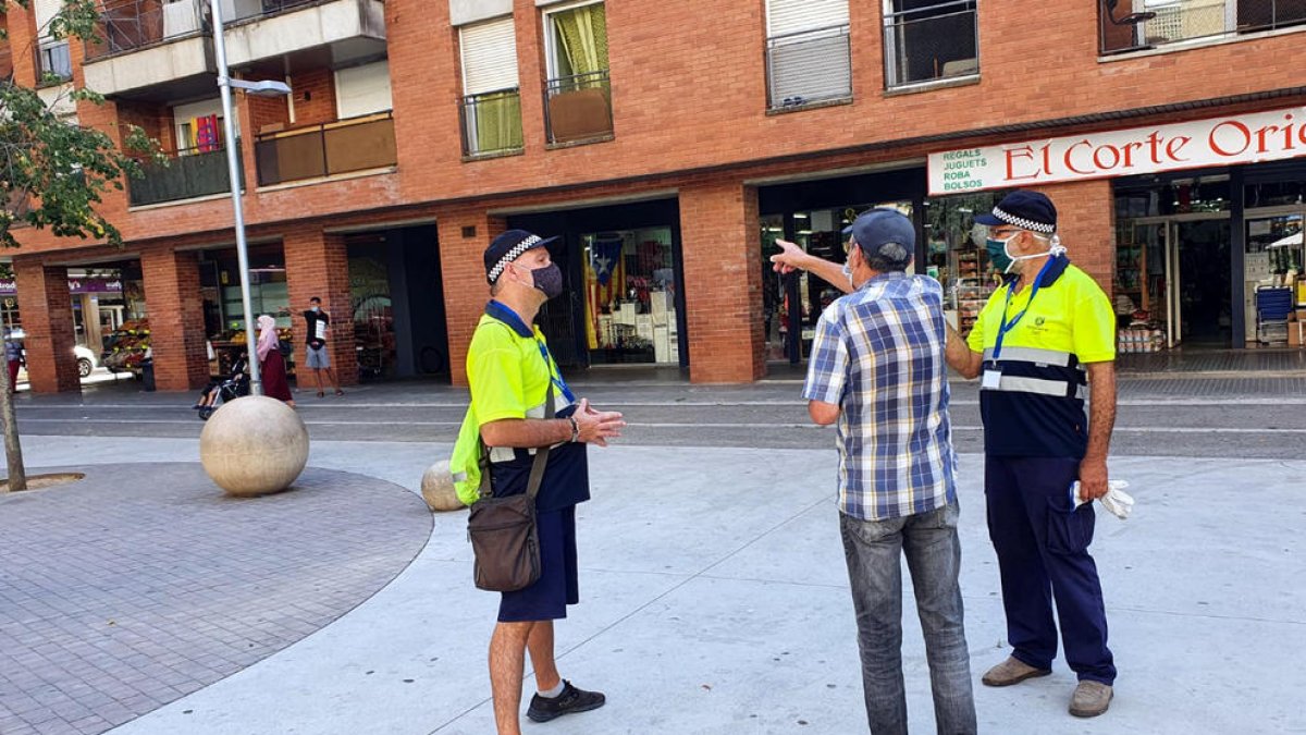 Agentes cívicos en Salt explican las medidas contra el coronavirus a un vecino.