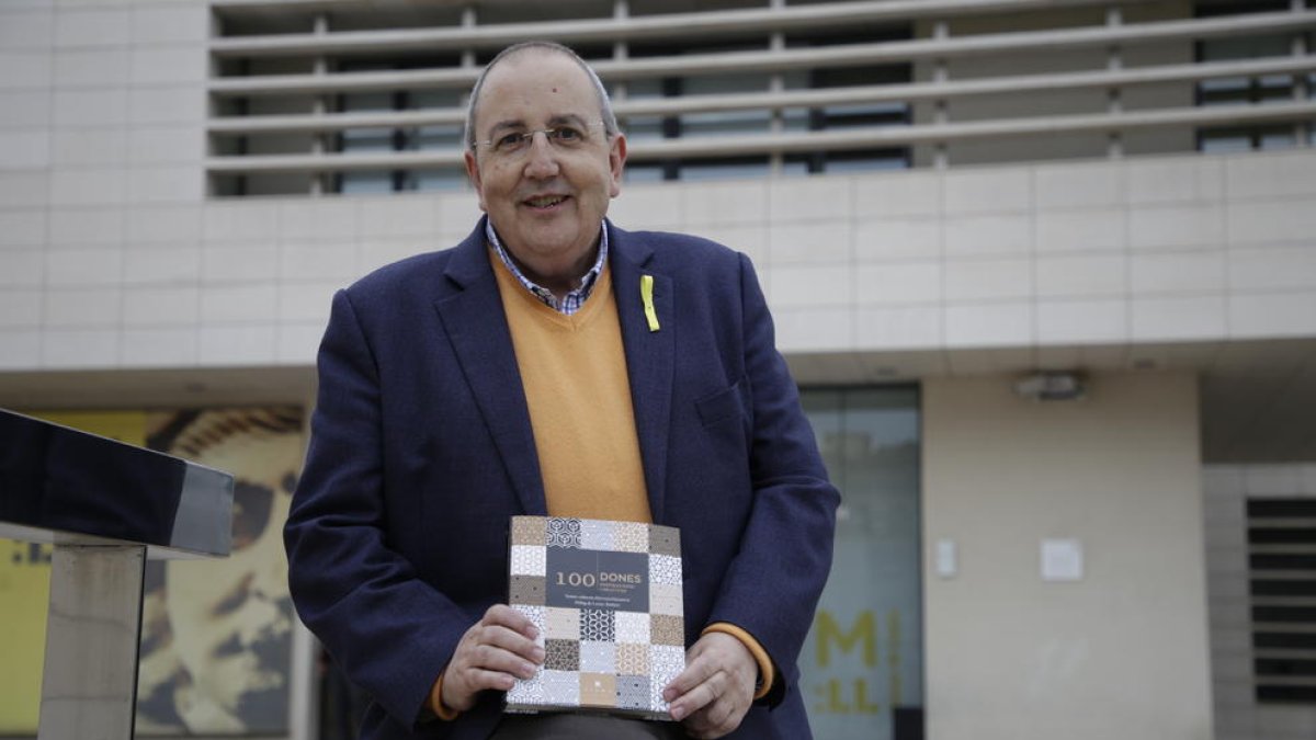 Antoni Gelonch con su primer libro, ‘100 dones’.