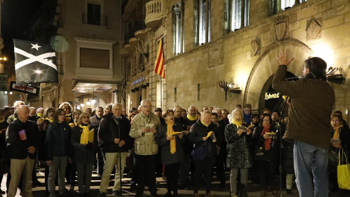 Els cantaires de Ponent es van reunir un dilluns més per demanar la llibertat dels presos amb els seus sons.