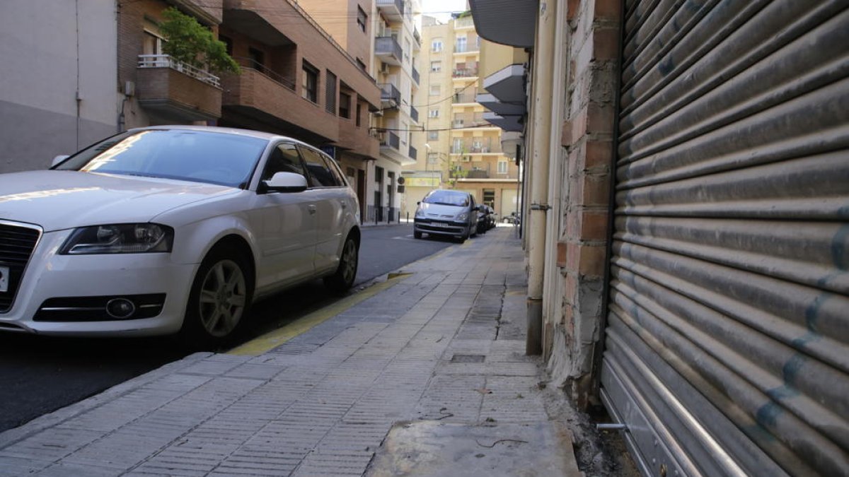Estat d’una de les voreres del carrer Cappont aquesta setmana.