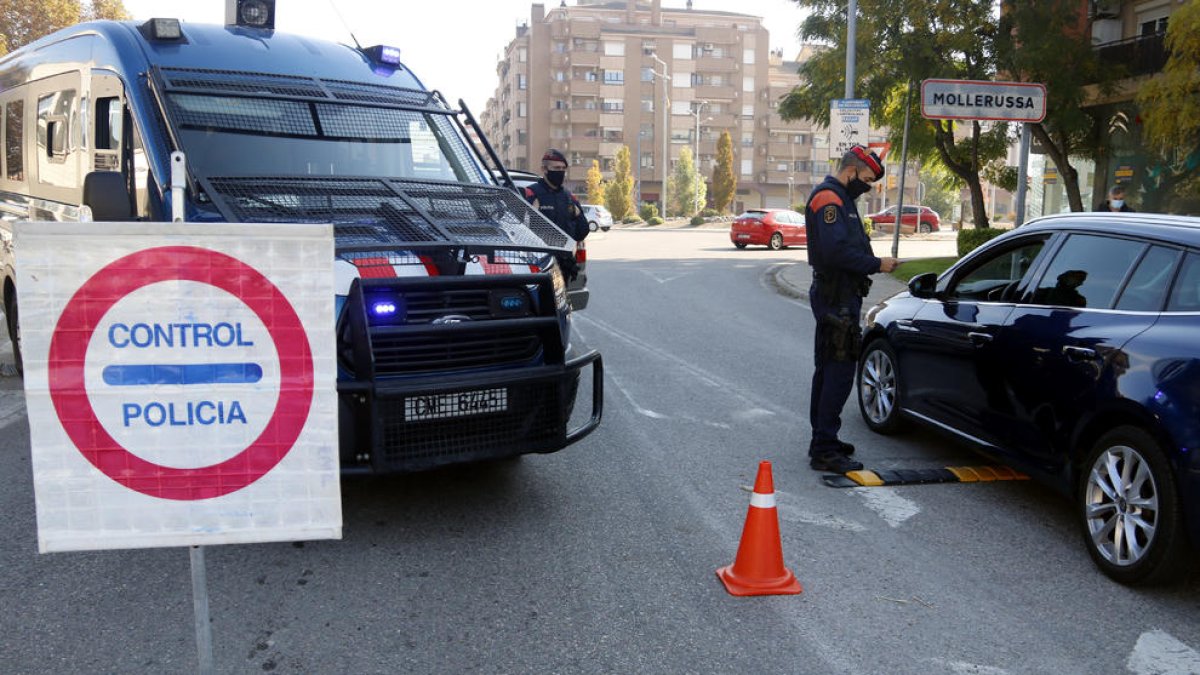 Un control de los Mossos d'Esquadra en el acceso de Mollerussa.