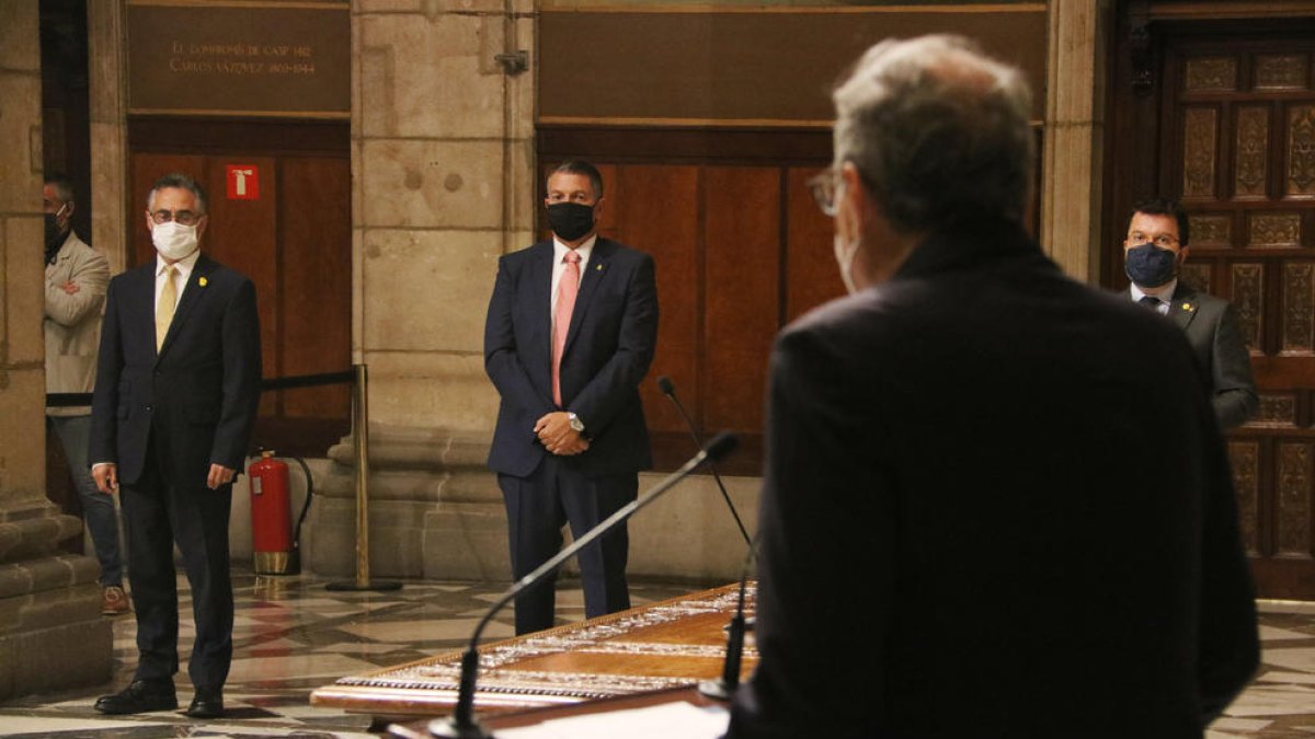 Torra es dirigeix als ja consellers Ramon Tremosa i Miquel Sàmper davant del vicepresident Aragonès.