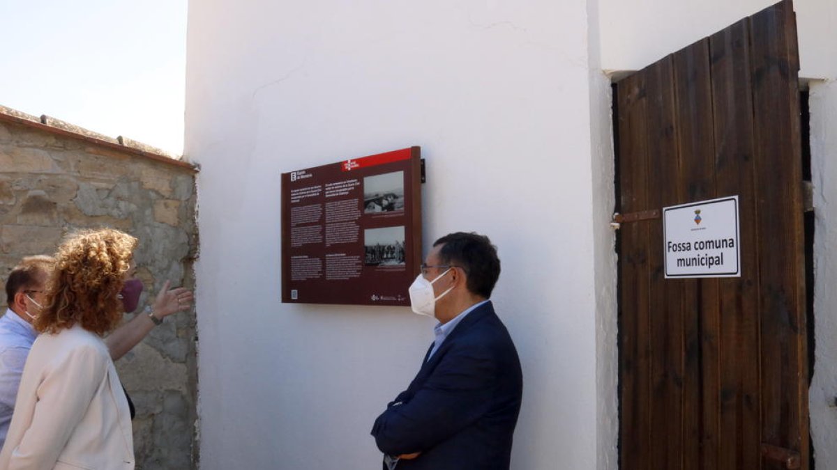 La consellera de Justícia, Ester Capella, ahir al cementiri de Seròs, on es va instal·lar una placa.