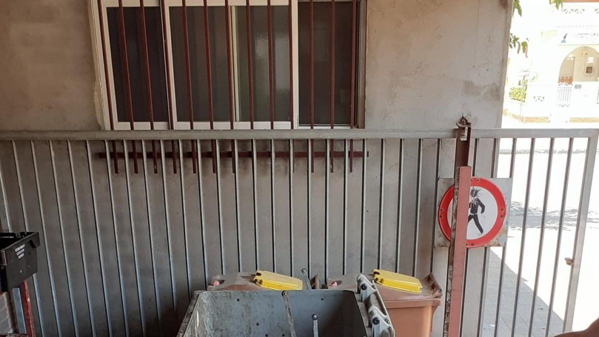Els contenidors del mercat de Ronda estan molt bruts.