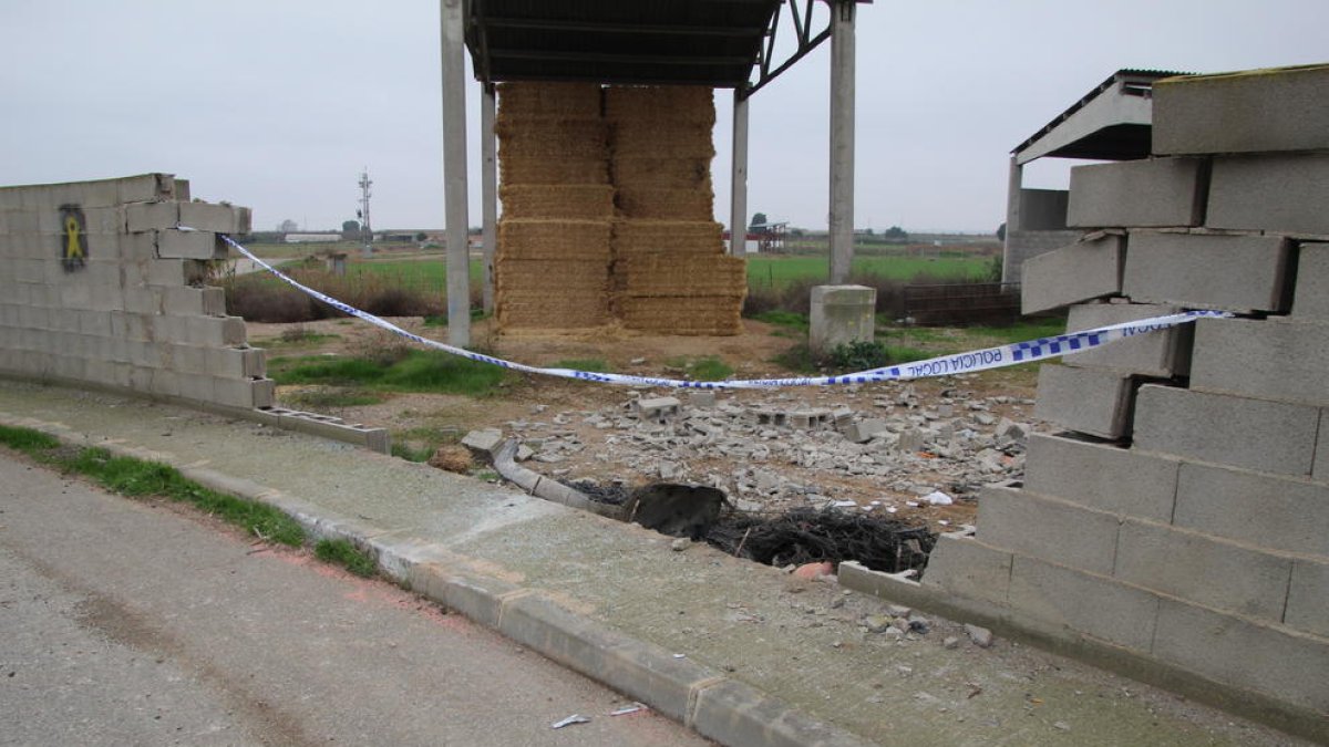 Un cotxe té una sortida de via i enderroca un mur a Alcarràs