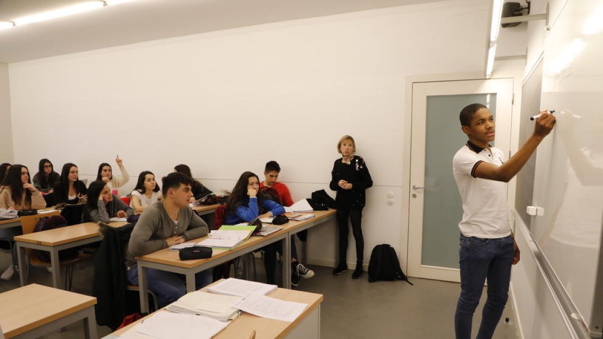 A Educació Primària dual, els alumnes reben classes teòriques i passen dos dies a la setmana en col·legis.