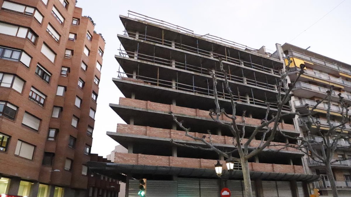 Un dels ‘esquelets’ d’edificis està ubicat a la rambla Ferran.