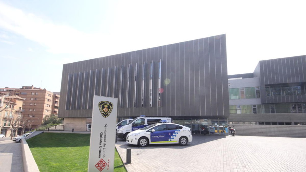 Vista de l’exterior de la comissaria de la Guàrdia Urbana.