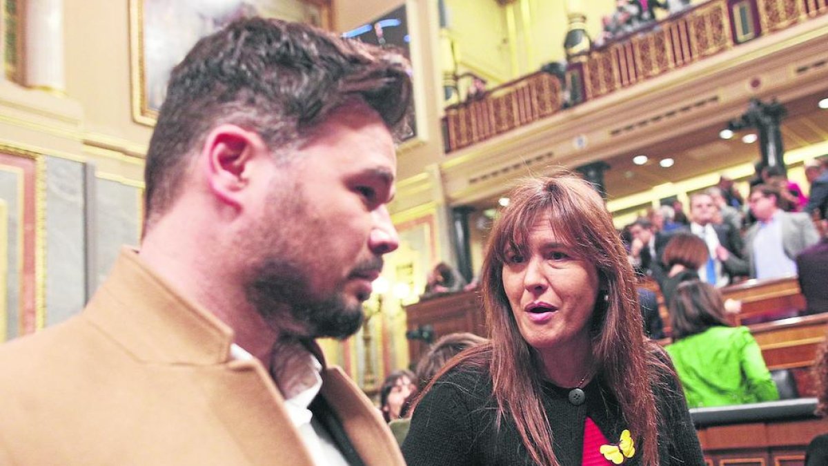 Gabriel Rufián conversa amb Laura Borràs al Congrés.