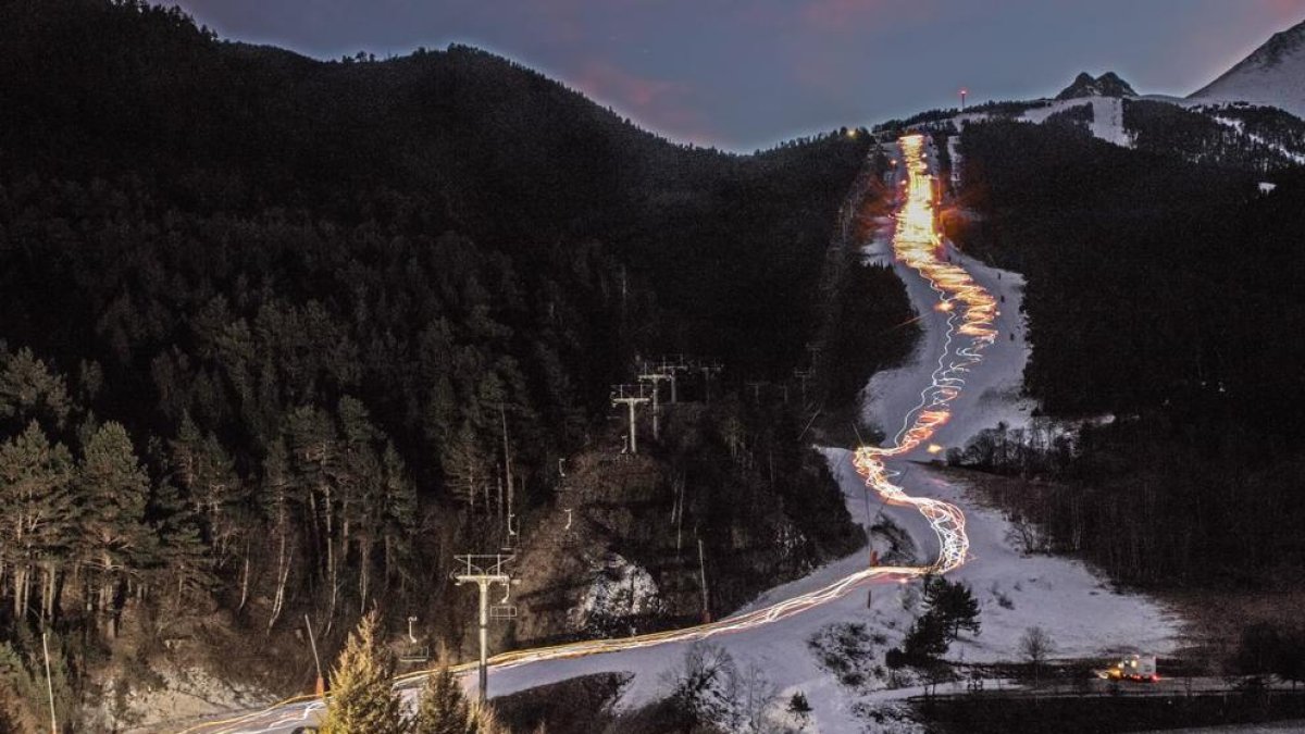 Baixada amb torxes per les pistes d’Espot Esquí en la vigília de la celebració de Reis.