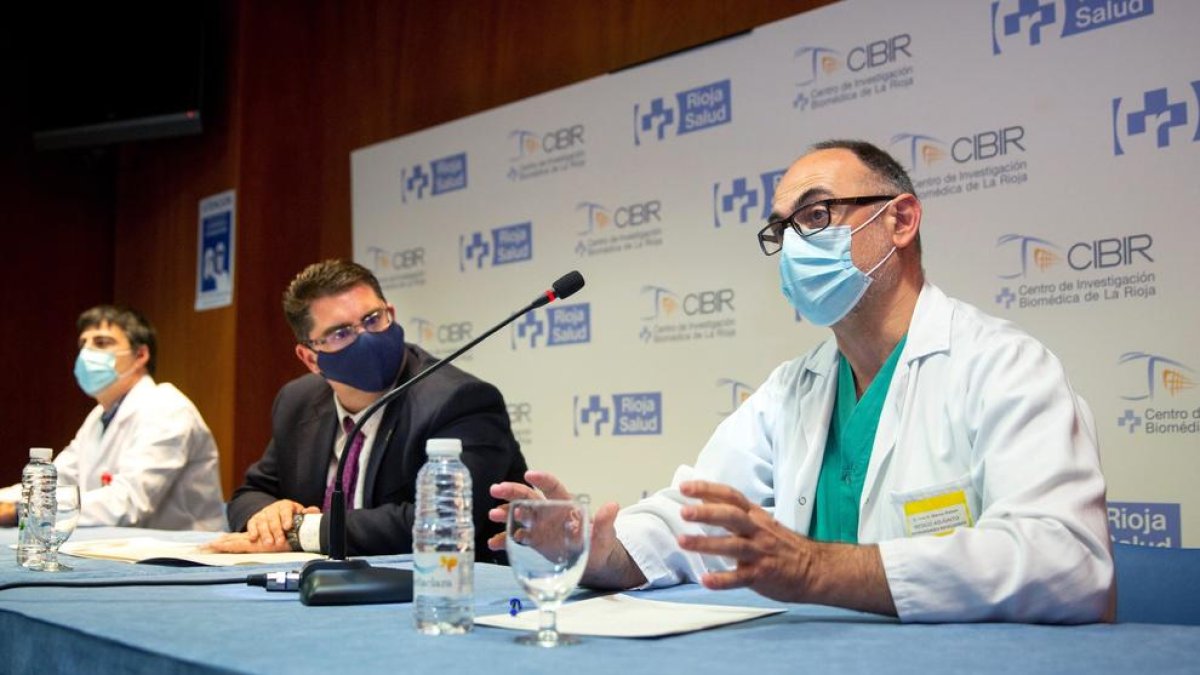 El director científico del CIBIR, José Ramón Blanco (d), este jueves en una rueda informativa, junto el director gerente de la Fundación Rioja Salud, (FRS), Sergio Martínez (c) y el investigador del Cibir Ignacio Larráyoz, en el Centro de Investigación Biomédica de La Rioja (Cibir).