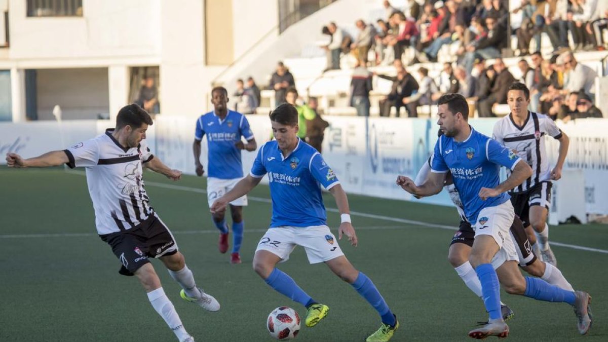 Juanto Ortuño intenta superar un jugador de l’Ontinyent amb un dríbling, seguit de prop per Pedro Martín, ahir a El Clariano.