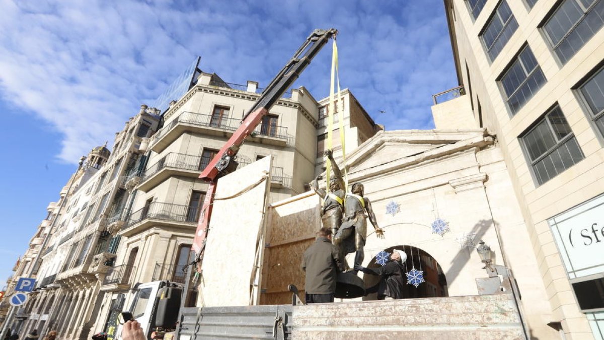 Proceso - La escultura fue izada de su peana con una grúa y depositada dentro de una caja en un camión, donde fue asegurada con listones de madera y cuerdas, antes de tumbarla para su traslado.