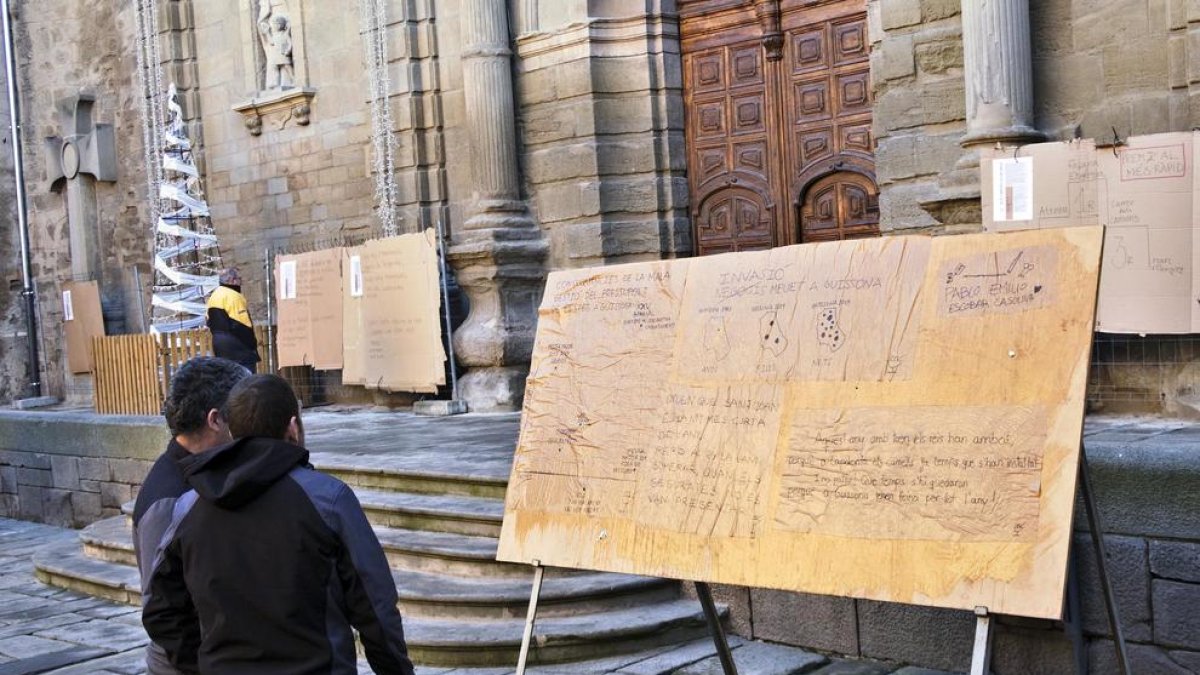 Los Cartells de Reis colgados ayer ante la colegiata de Santa Maria, en Guissona.