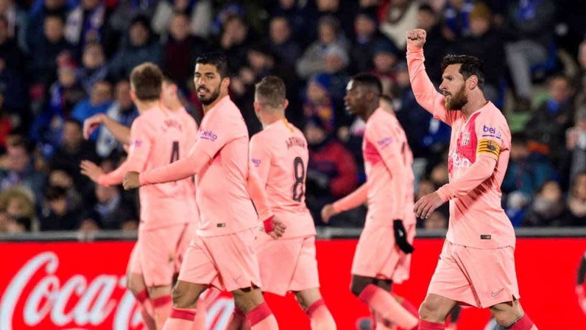 Piqué saluda a la grada tras el partido.