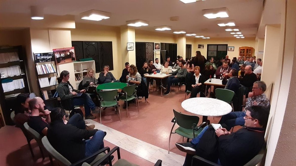 La reunión con los peñistas celebrada ayer en la asociación vecinal.