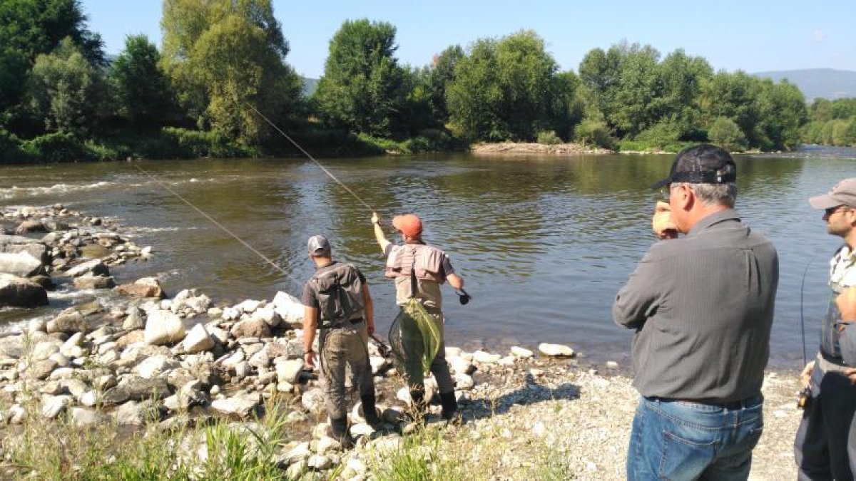 Imatge d’uns pescadors al riu Segre a la comarca de l’Alt Urgell.