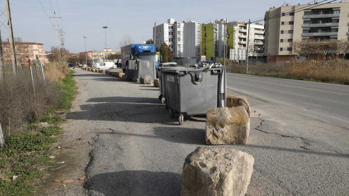 La hilera de piedras colocada en un camino paralelo al Camí de la Mariola, ayer.