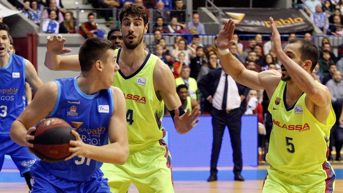 L’aler del Burgos Vlatko Cancar, davant de Pau Ribas i Ante Tomic, ahir a Burgos.