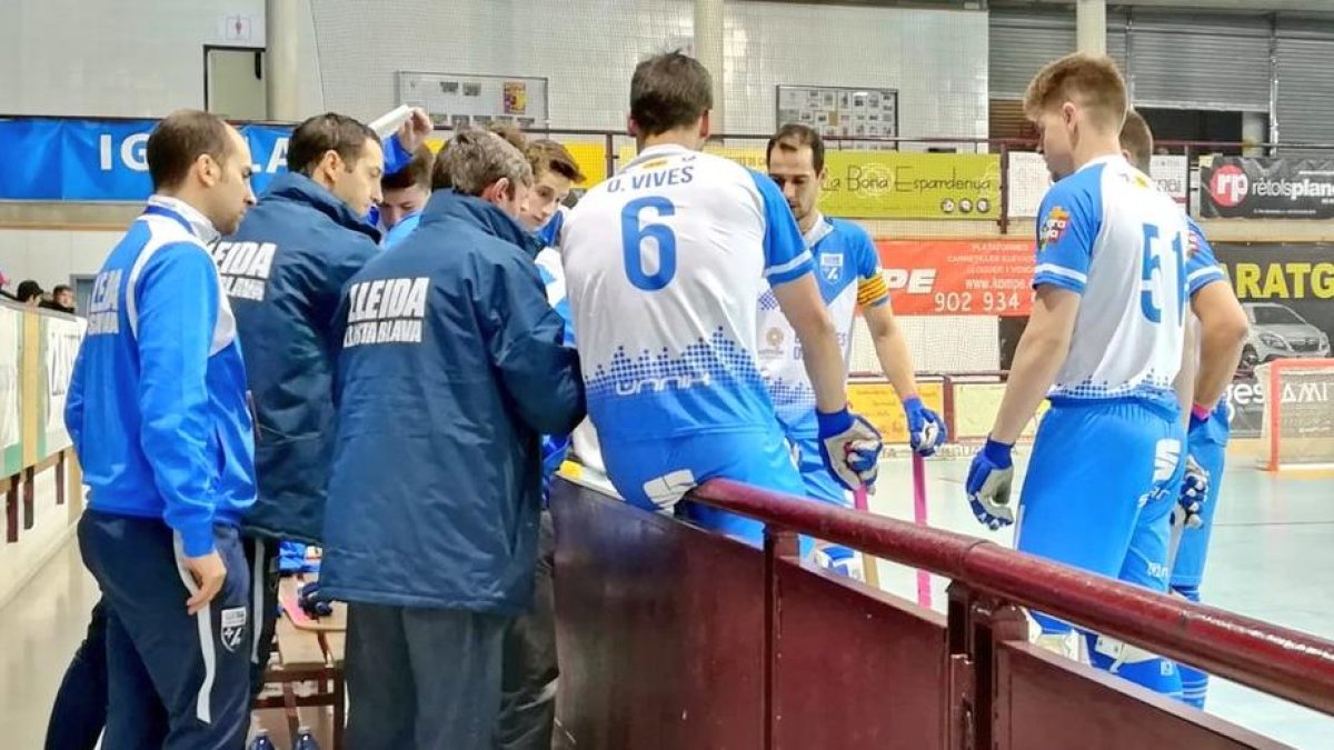 Jugadors del Lleida Llista atenen les indicacions d’Albert Folguera.