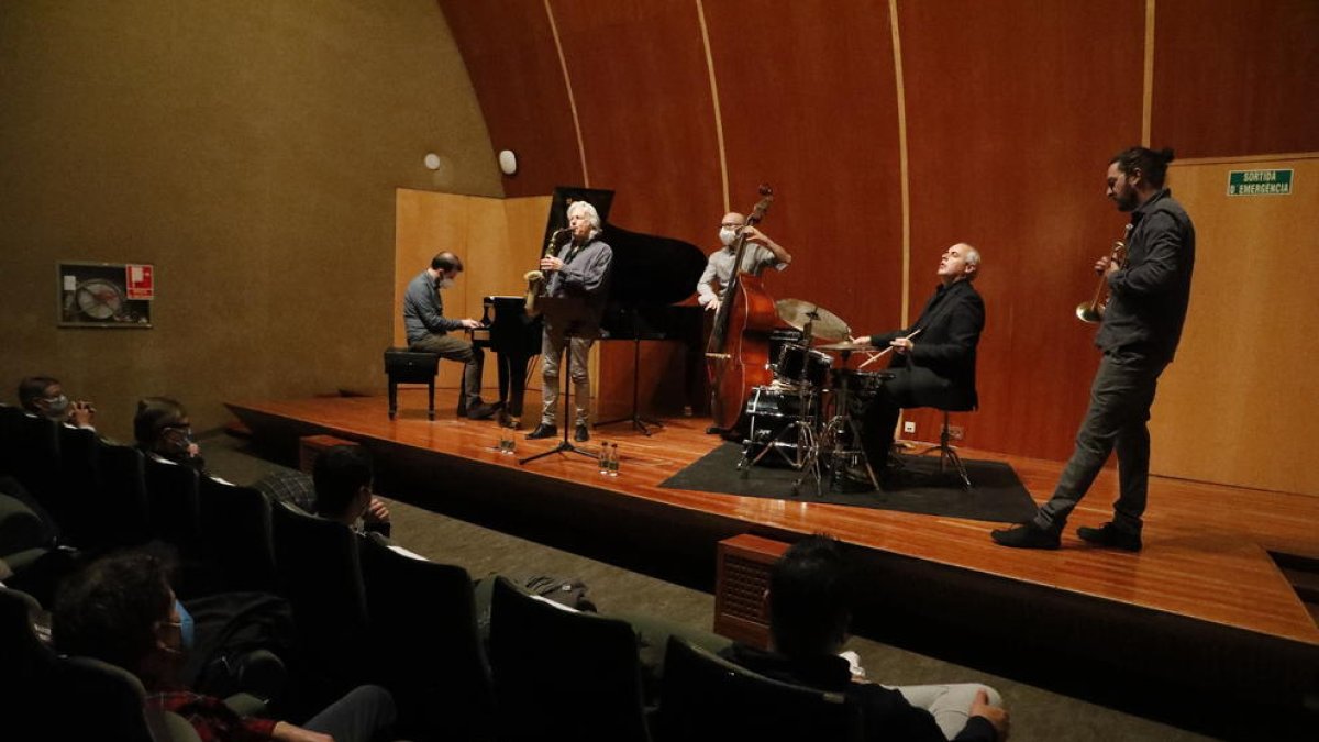 El saxofonista Perico Sambeat al capdavant d’un quintet, ahir a la sala d’actes del Rectorat de la UdL.