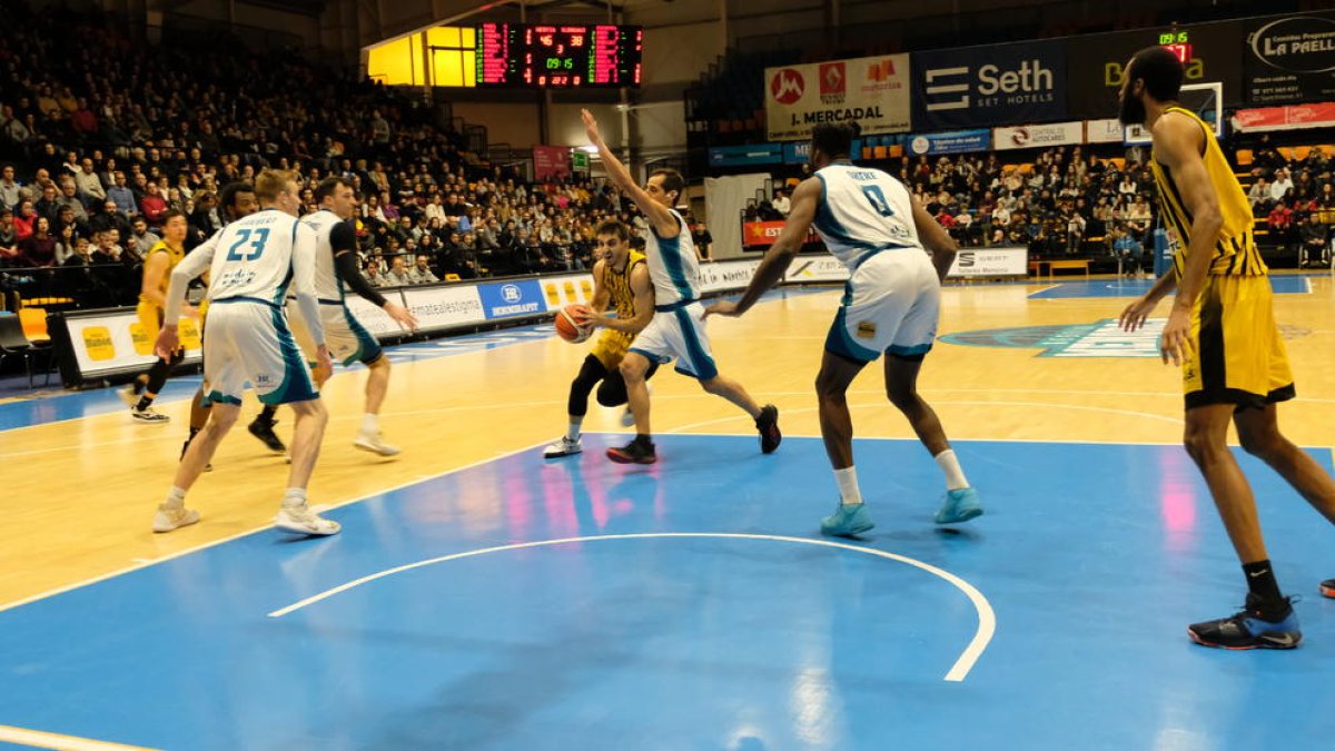 Una jugada del partit d’ahir entre el Pardinyes i el Menorca.