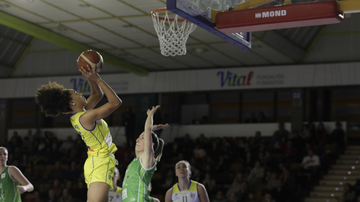 Tinara Moore, a la foto llançant a cistella, va ser la jugadora més destacada del Cadí.