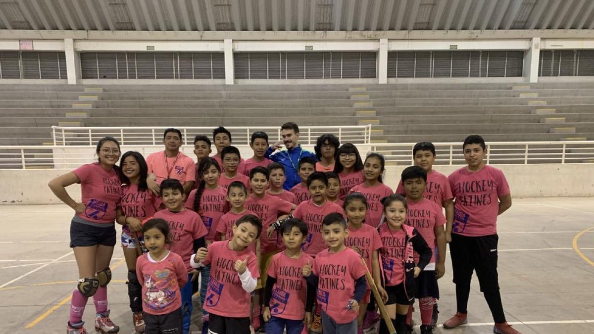 Enric Duch posa después de un entrenamiento con algunos de los niños del Llista México que participan en el campus que imparte.