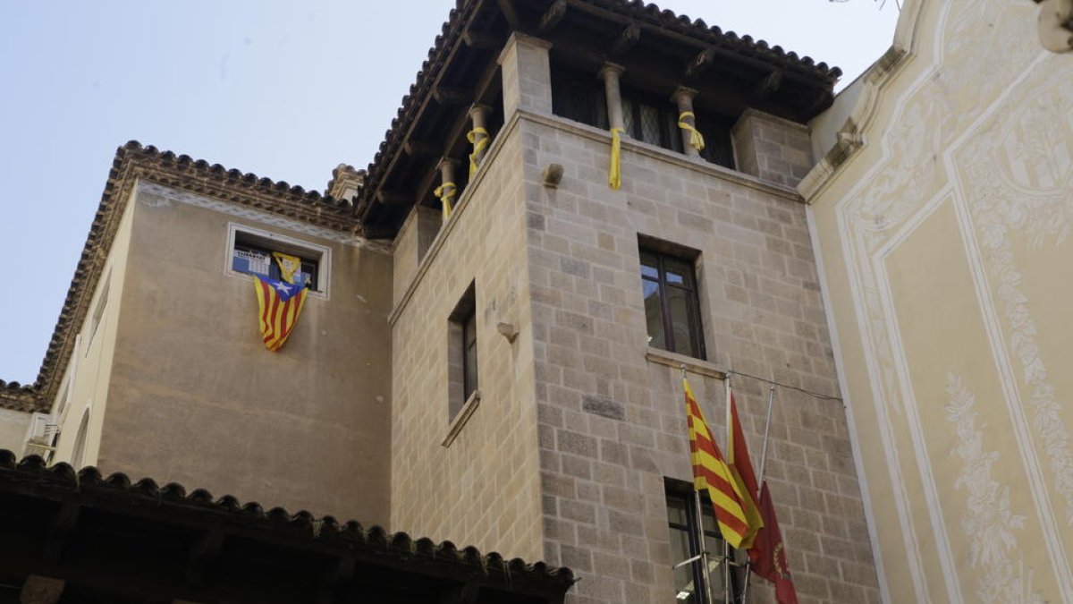 L’estelada i els llaços grocs a la façana de la Paeria.