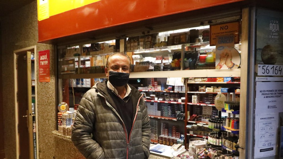 Enrique Albero posa davant del seu estanc de la plaça Sant Joan.