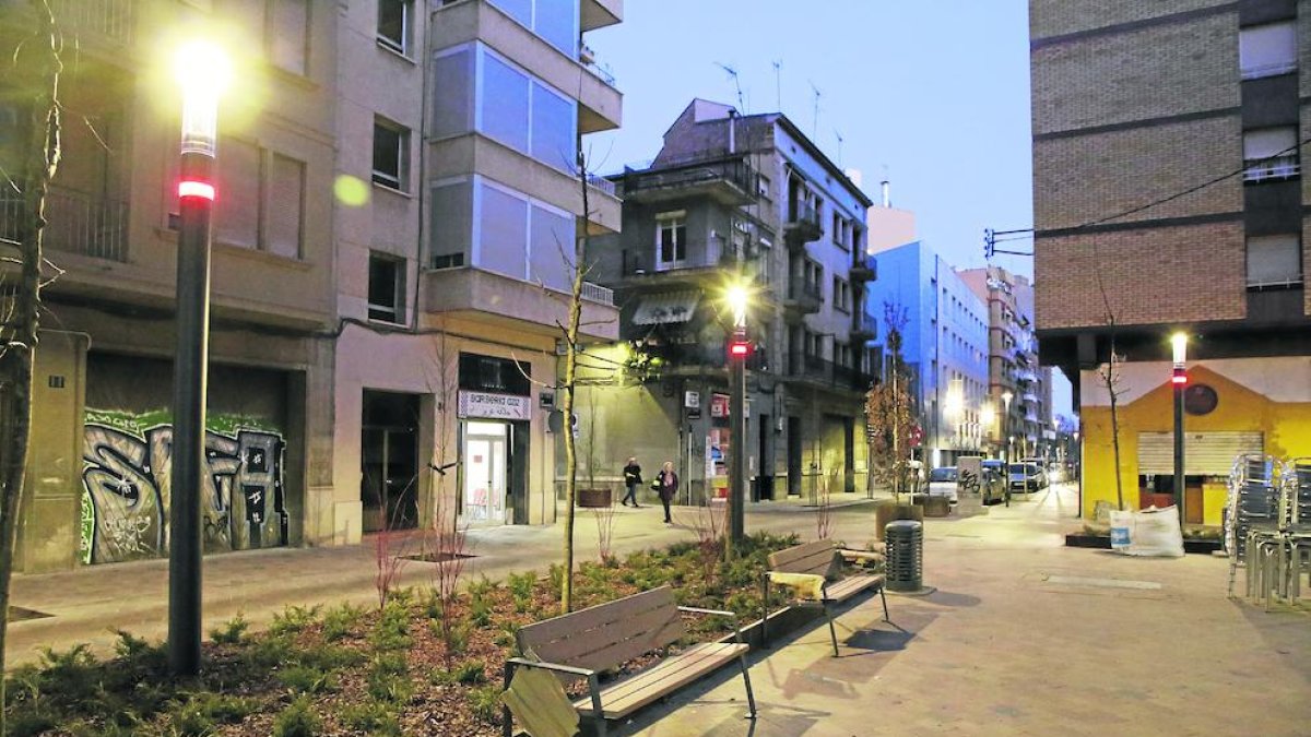 La Paeria instaló ayer los bancos en la calle del Riu, donde además hay un receptor wifi y un cargador de bicis y patinetes eléctricos.