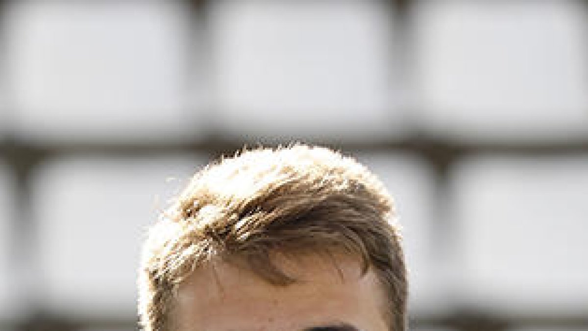 Abel Molinero se escapa de Víctor y de Calavera en una acción del partido.