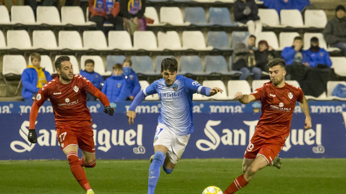 Abel Molinero s’escapa de Víctor i de Calavera en una acció del partit.