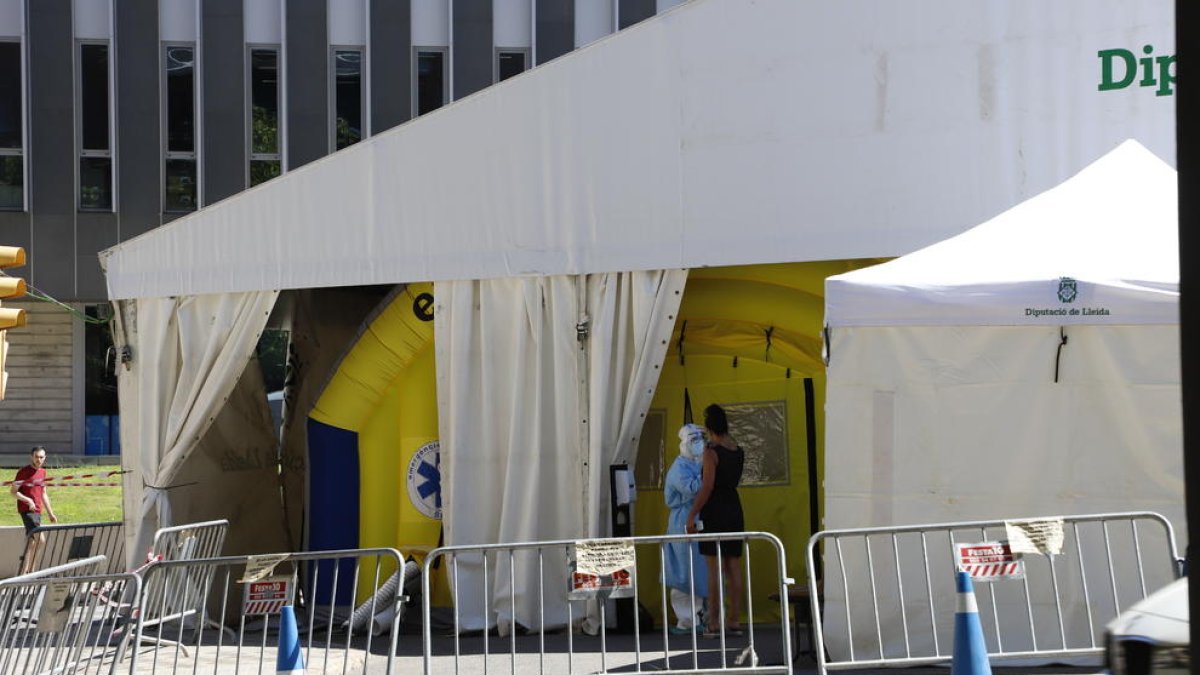 La carpa del CUAP de Prat de la Riba centraliza buena parte de las PCR de la capital del Segrià.