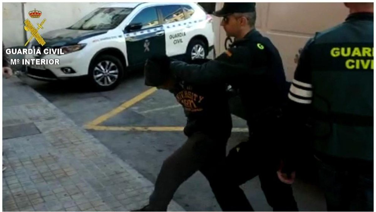 Uno de los cuatro detenidos por violación, entrando en los juzgados de Alicante.