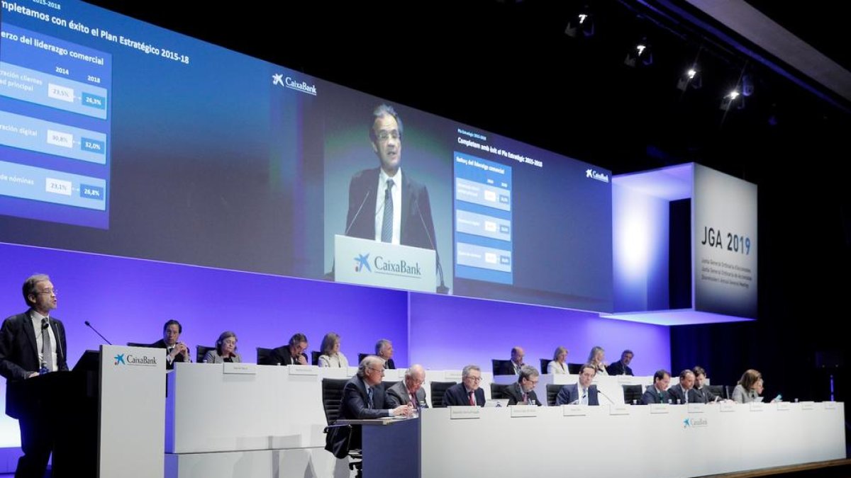 El president de CaixaBank, Jordi Gual, durant la intervenció a la junta general d’accionistes.