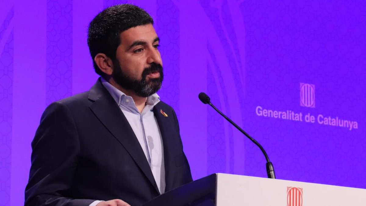 El conseller de Treball, Afers Socials i Famílies, Chakir el Homrani, en una roda de premsa.