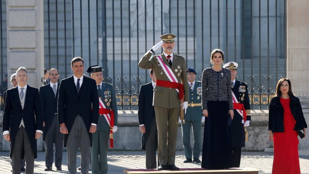 Felip VI i la reina Letícia, ahir a la Pasqua Militar acompanyats del president, Pedro Sánchez.