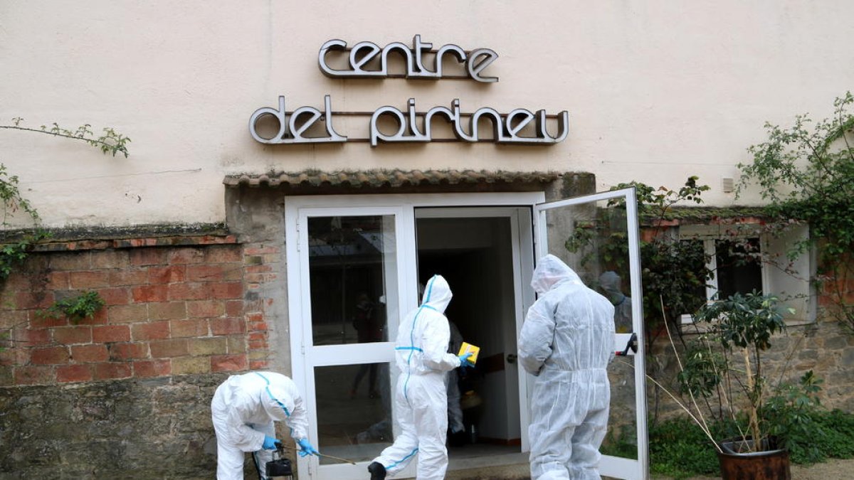 Miembros del ejército desinfectándose los pies antes de entrar en el geriátrico de la Pobla de Segur el 25 de marzo.