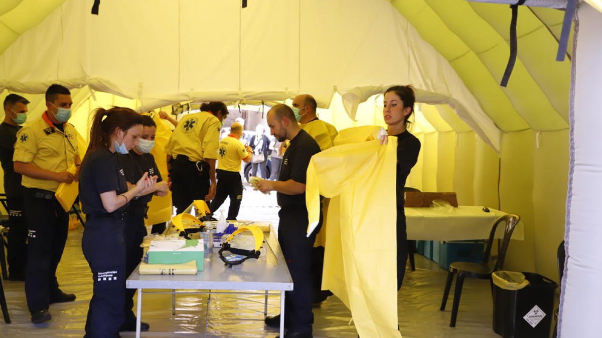 Alguns dels professionals sanitaris del SEM preparant-se abans de fer els tests, ahir.