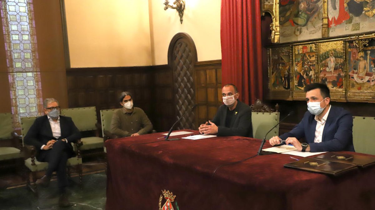 Quintillà, Pueyo, Talamonte i Larrosa, ahir en la firma del conveni.