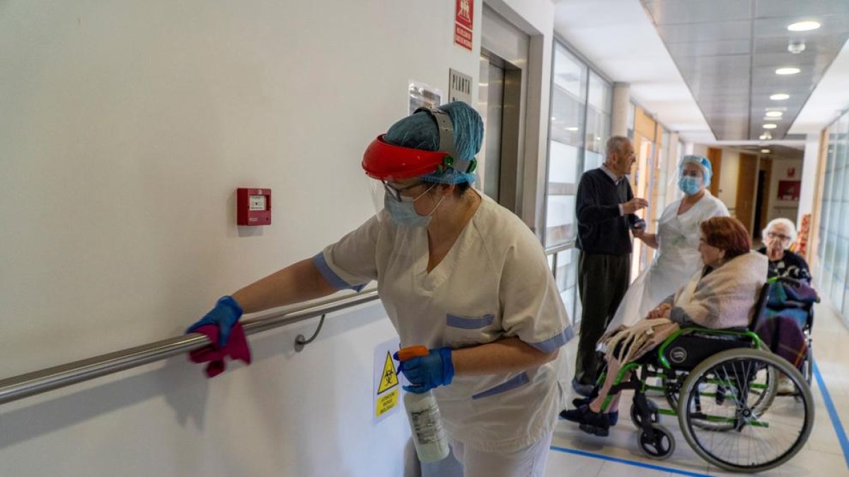 Tareas de desinfección en una residencia de ancianos.