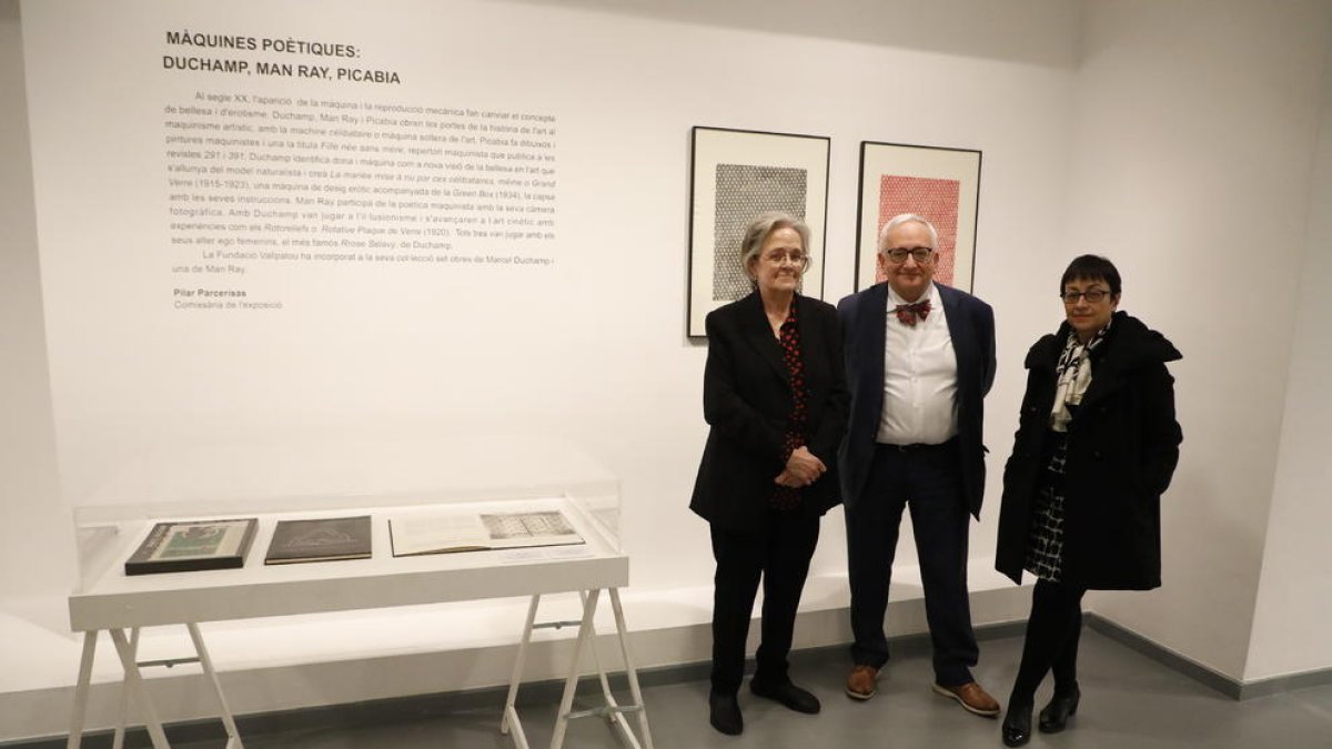 Teresa Vall Palou, el poeta Carles Duarte i la comissària de les dos exposicions, Pilar Parcerisas.