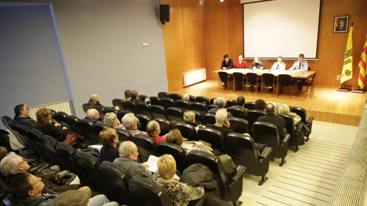 Imatge de la reunió que es va fer ahir a Alcoletge.