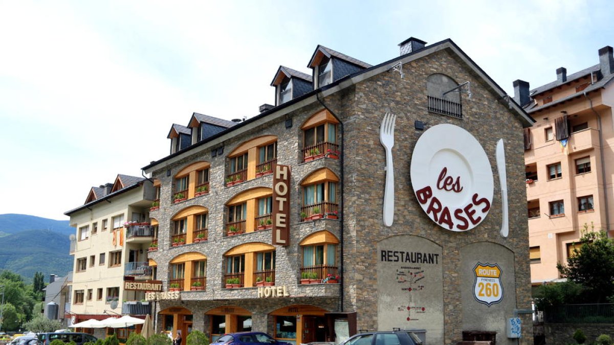 Imagen de archivo de la fachada de un hotel de Sort.